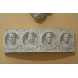 Architrave ricurvo con quattro ritratti